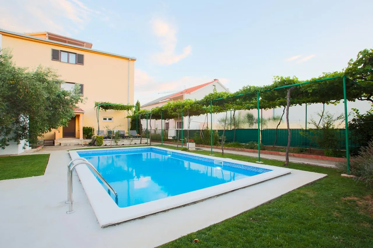 Villa Rosa Kastela 0*,
